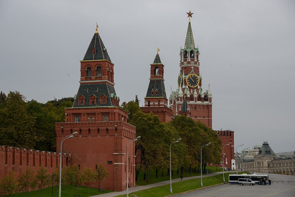 Московский Кремль и Спасская башня: едут в Москву и возвращаются из Москвы