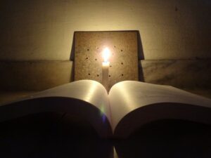Открытая книга: цитату берут из книги, пыль снимают с обложки